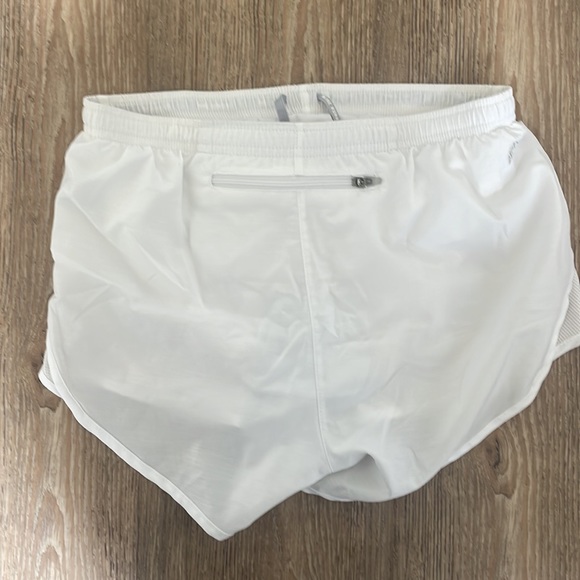 White Nike shorts with lining - Picture 3 of 3